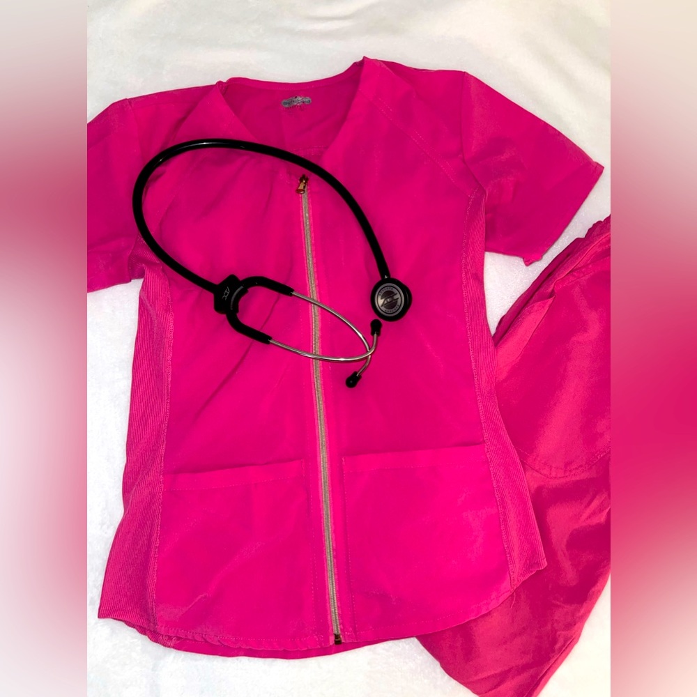 Zip up pink scrub set 💖